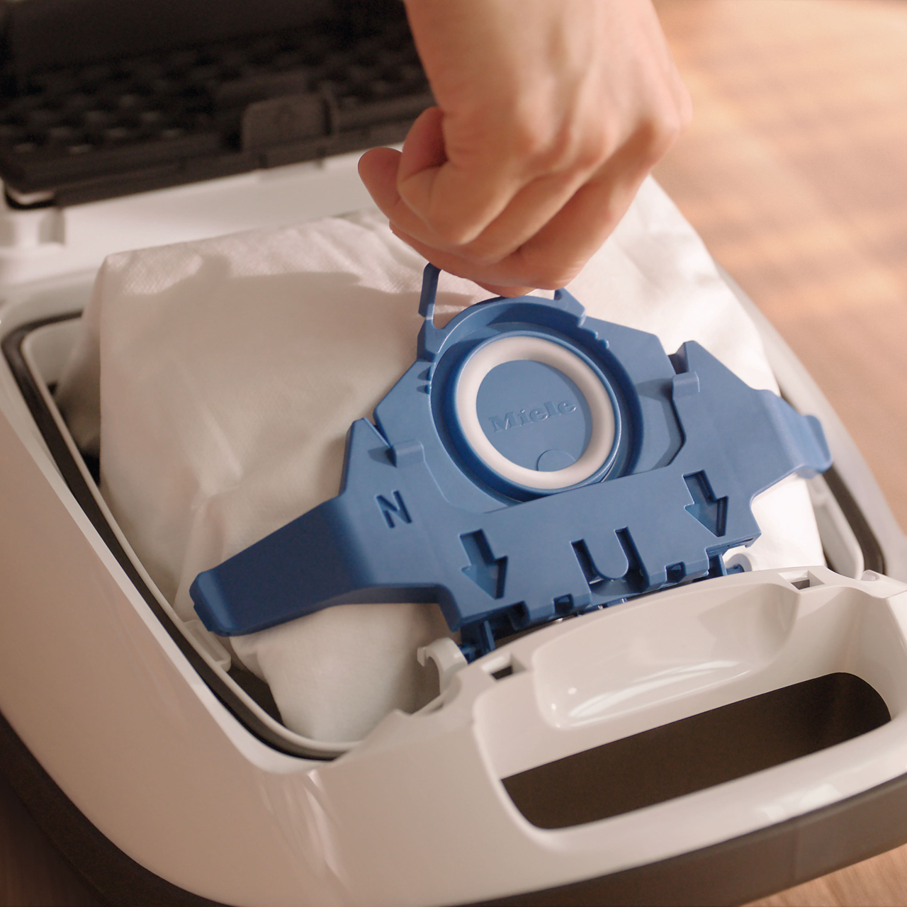 8 saci de aspirator și un filtru HEPA, Miele GN Allergy XL HyClean Pure [4]