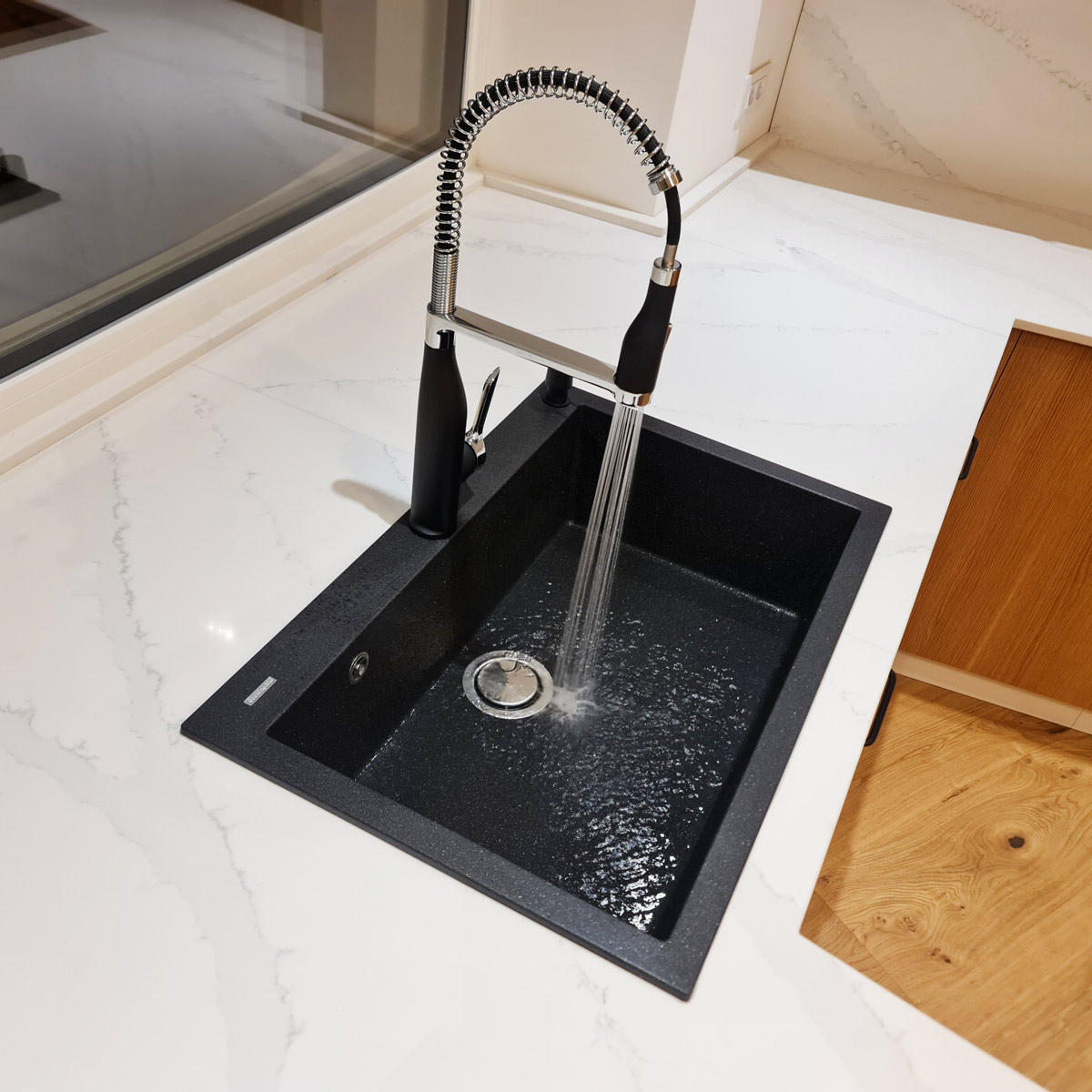 Baterie CookingAid NEO Spring Black Chrome cu cap flexibil detasabil + buton interschimbabil jet/dus si finisaj Cromat/Negru [10]