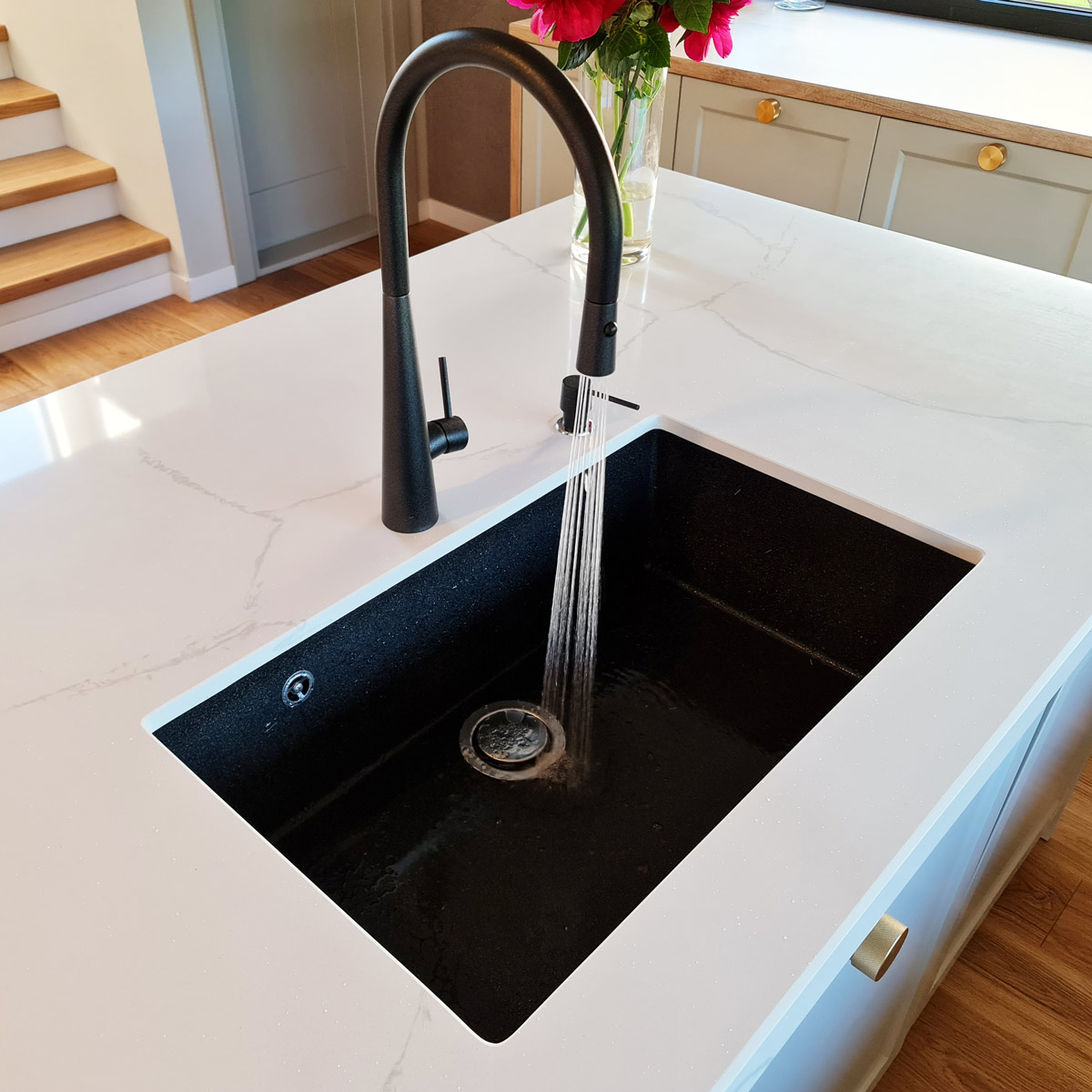 Baterie CookingAid NEWMIX 90 Black Metal Quartz cu finisaj NEGRU Metalic antiamprenta si furtun dus retractabil / extractibil + buton jet/dus [9]