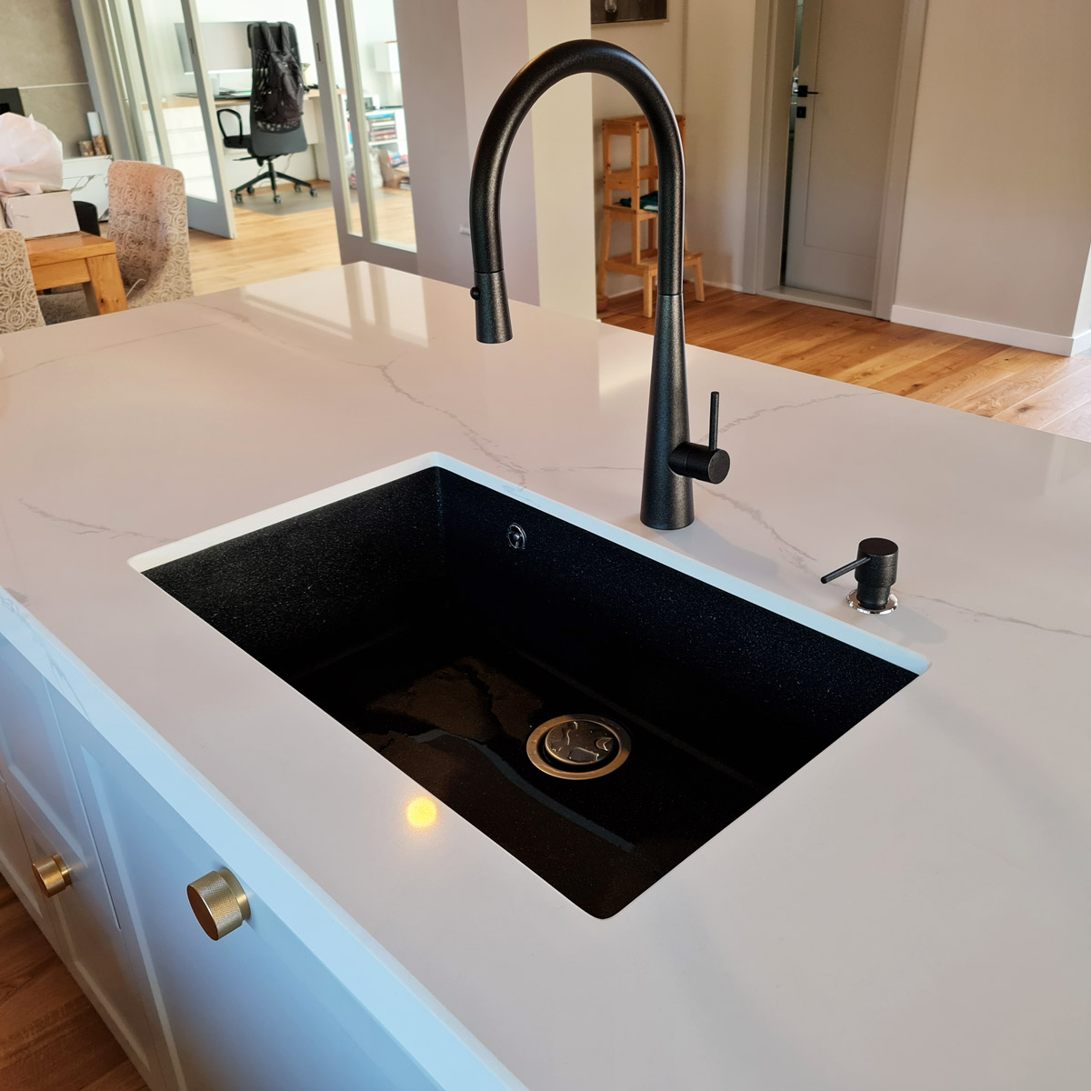 Baterie CookingAid NEWMIX 90 Black Metal Quartz cu finisaj NEGRU Metalic antiamprenta si furtun dus retractabil / extractibil + buton jet/dus [5]