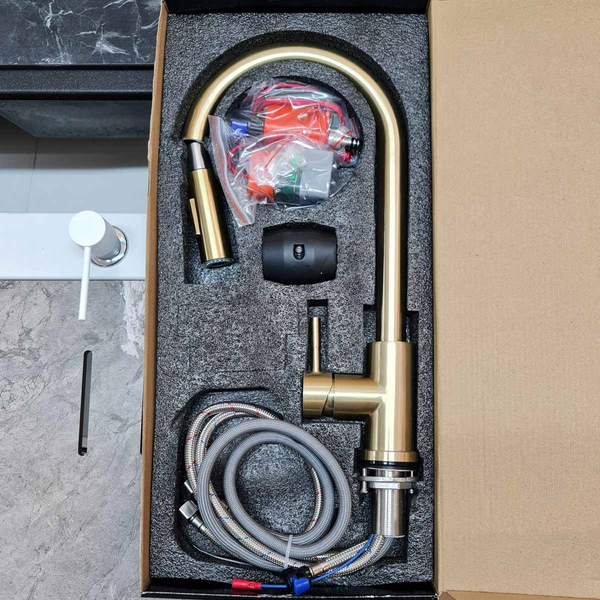 Baterie CookingAid TOUCH ON GOLDEN TAP CU SENZOR ATINGERE aurie cu furtun dus retractabil / extractibil + buton interschimbabil jet/dus si finisaj auriu periat antiamprenta [6]