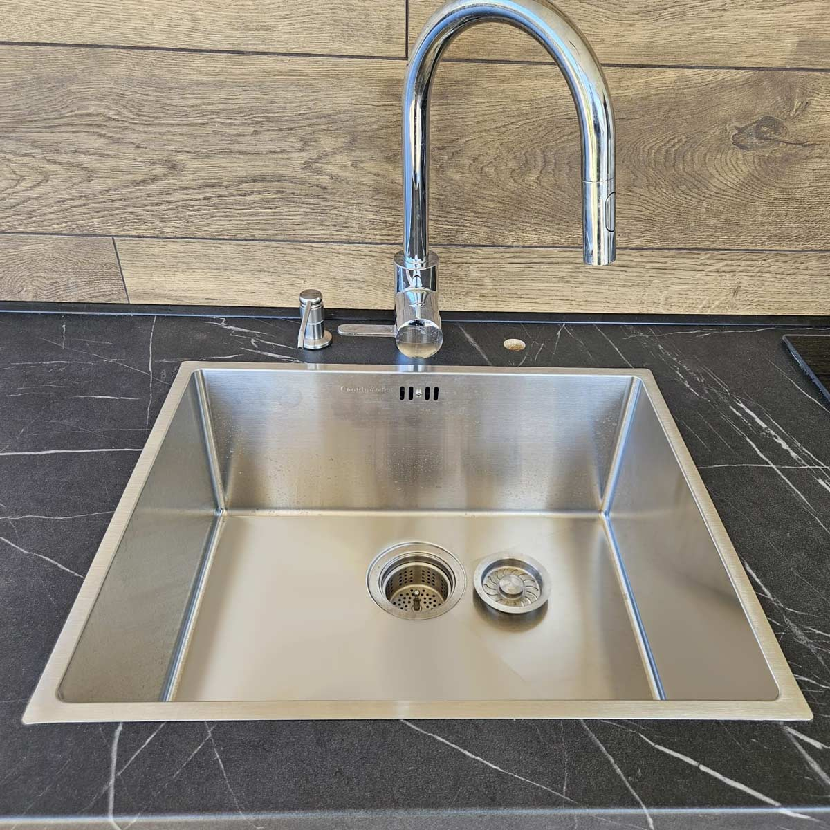 Chiuveta bucatarie inox CookingAid HERA MEDIUM cu montaj pe/sub blat cu dozator detergent, tavita scurgere inox, gratar rulabil inox + accesorii montaj [16]