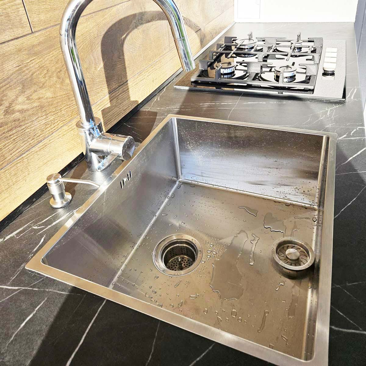 Chiuveta bucatarie inox CookingAid HERA MEDIUM cu montaj pe/sub blat cu dozator detergent, tavita scurgere inox, gratar rulabil inox + accesorii montaj [14]