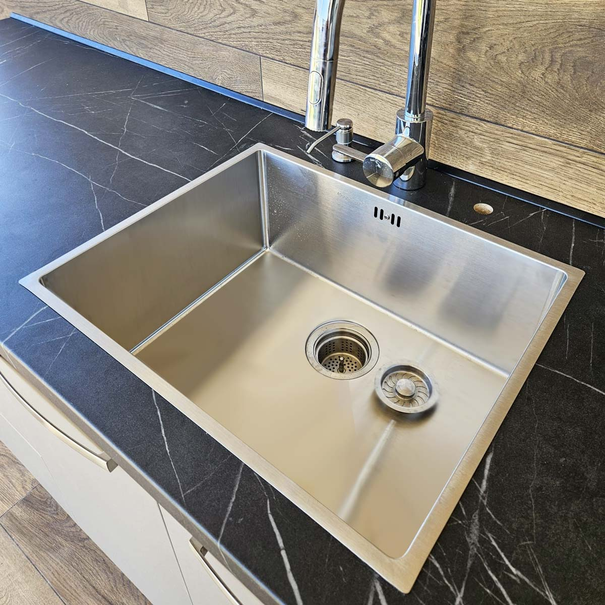 Chiuveta bucatarie inox CookingAid HERA MEDIUM cu montaj pe/sub blat cu dozator detergent, tavita scurgere inox, gratar rulabil inox + accesorii montaj [15]