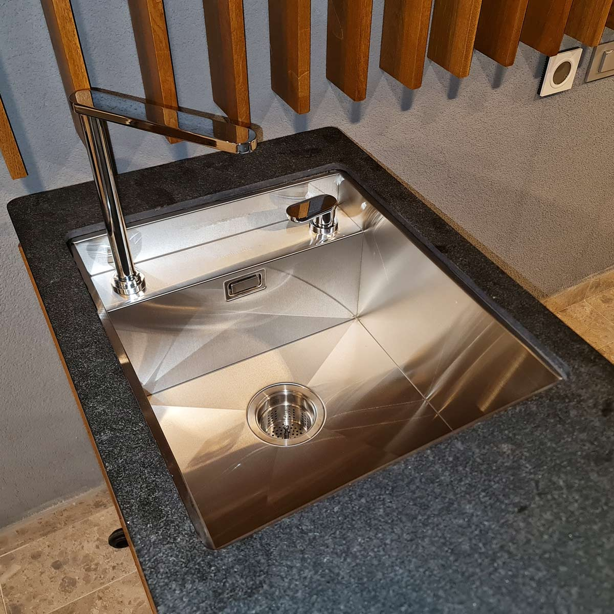 Chiuveta bucatarie inox CookingAid INVISIBLE DEEP cu baterie telescopica integrata, scurgator vase/paste/fructe, tocator sticla temperizata, dozator detergent + accesorii montaj [25]