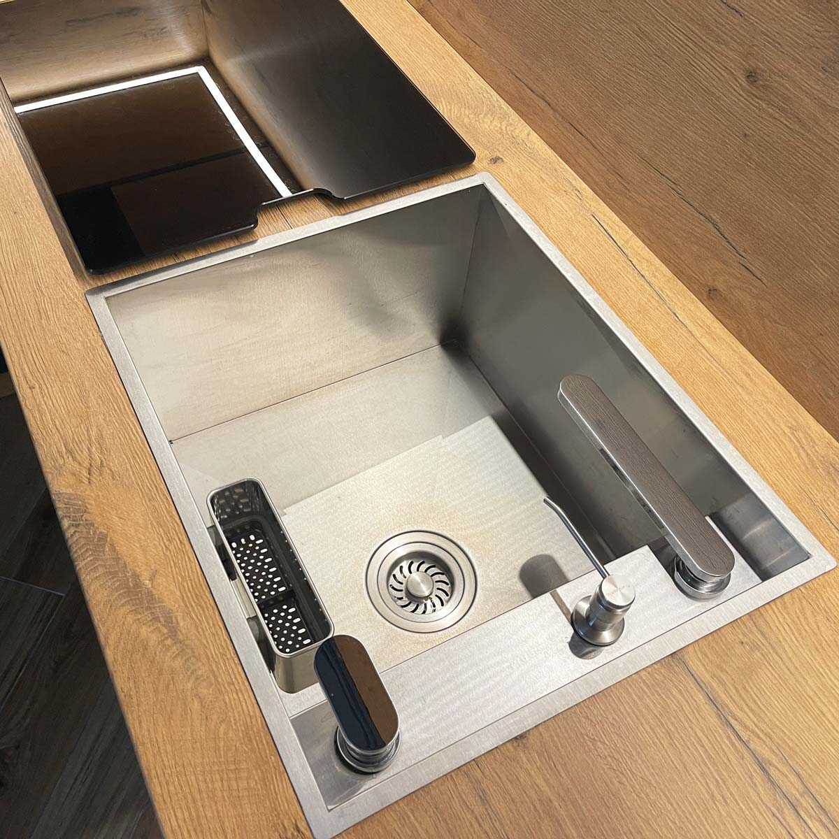 Chiuveta bucatarie inox CookingAid INVISIBLE DEEP cu baterie telescopica integrata, scurgator vase/paste/fructe, tocator sticla temperizata, dozator detergent + accesorii montaj [23]