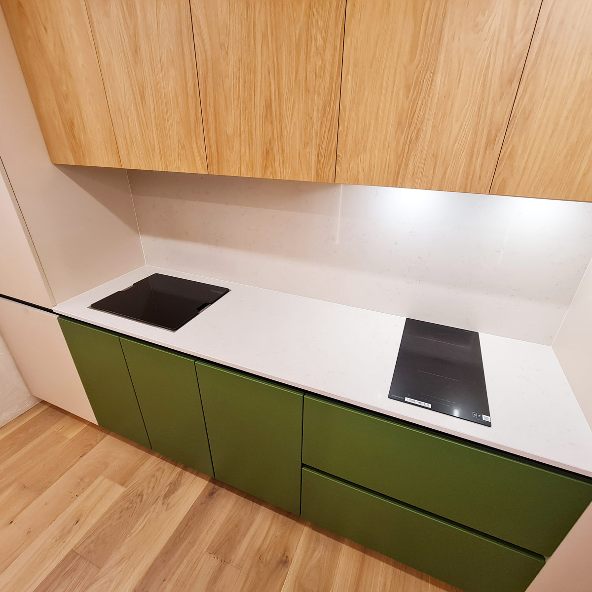 Chiuveta bucatarie inox CookingAid INVISIBLE DEEP cu baterie telescopica integrata, scurgator vase/paste/fructe, tocator sticla temperizata, dozator detergent + accesorii montaj [33]