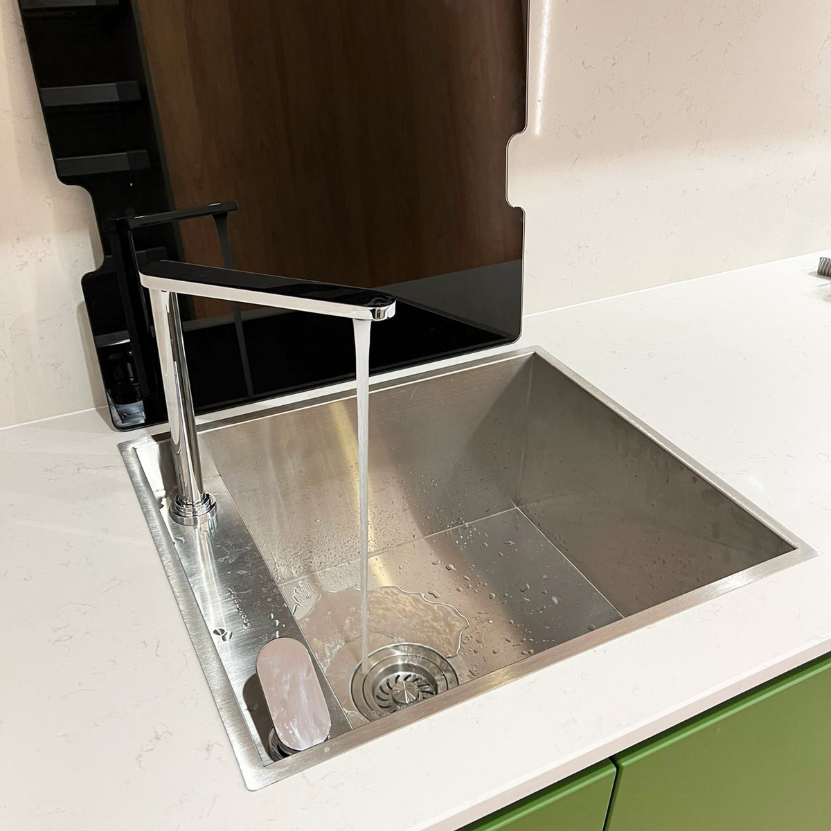 Chiuveta bucatarie inox CookingAid INVISIBLE DEEP cu baterie telescopica integrata, scurgator vase/paste/fructe, tocator sticla temperizata, dozator detergent + accesorii montaj [28]