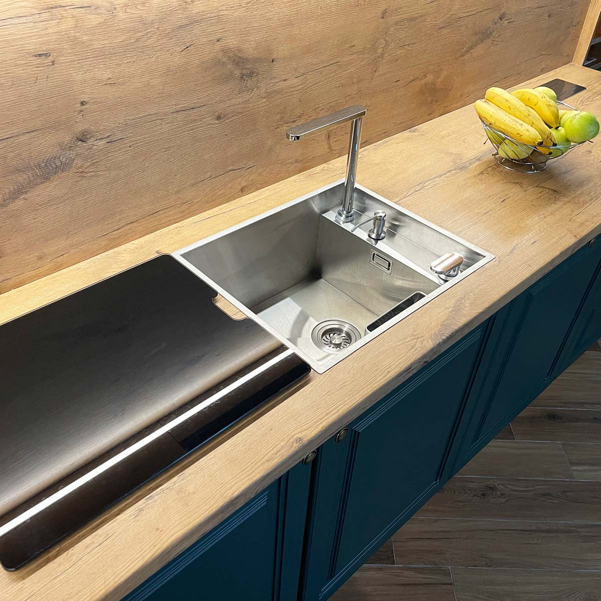 Chiuveta bucatarie inox CookingAid INVISIBLE DEEP cu baterie telescopica integrata, scurgator vase/paste/fructe, tocator sticla temperizata, dozator detergent + accesorii montaj [24]