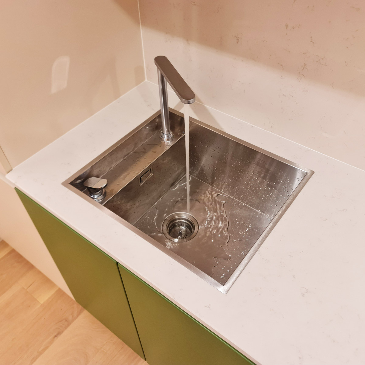 Chiuveta bucatarie inox CookingAid INVISIBLE DEEP cu baterie telescopica integrata, scurgator vase/paste/fructe, tocator sticla temperizata, dozator detergent + accesorii montaj [30]