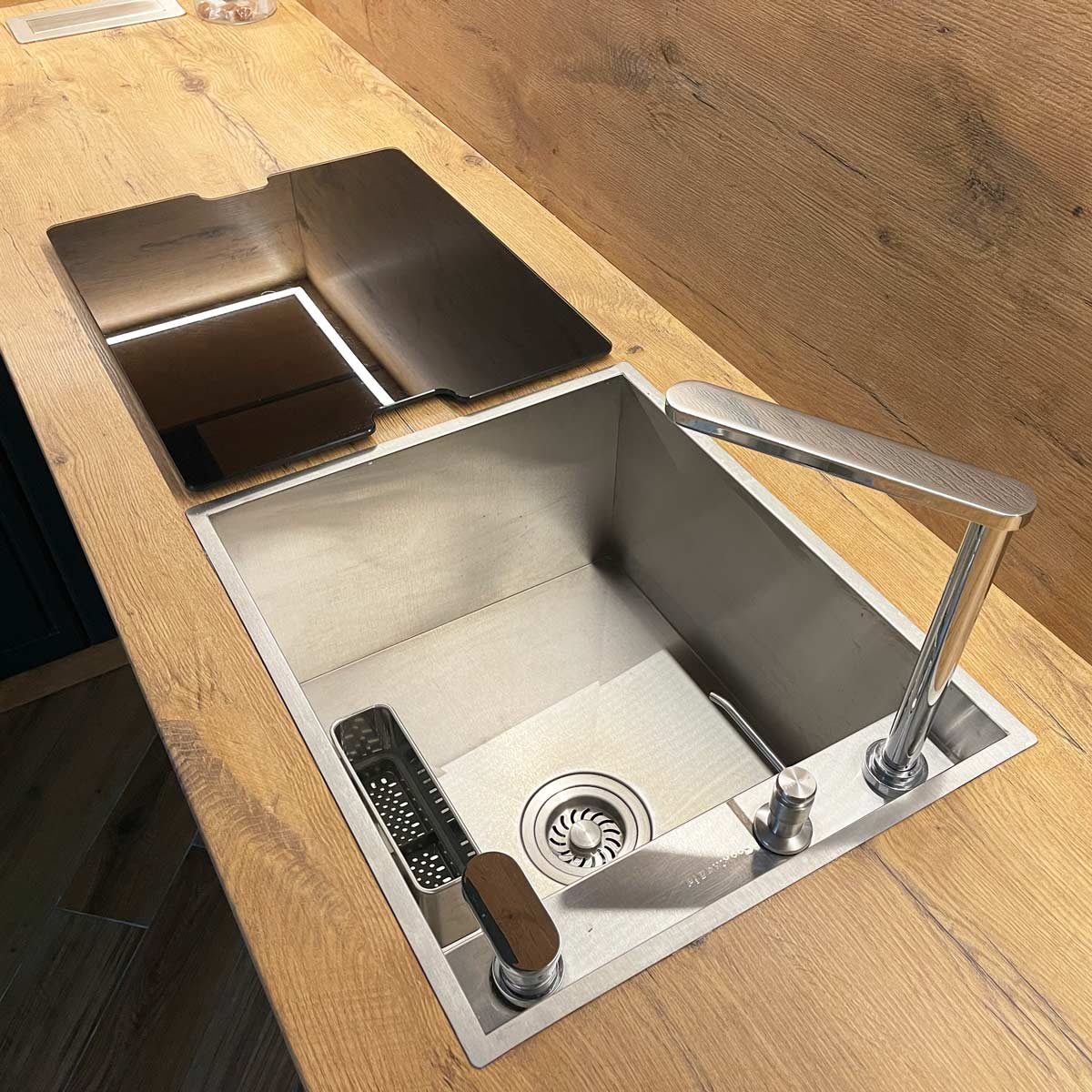 Chiuveta bucatarie inox CookingAid INVISIBLE DEEP cu baterie telescopica integrata, scurgator vase/paste/fructe, tocator sticla temperizata, dozator detergent + accesorii montaj [21]