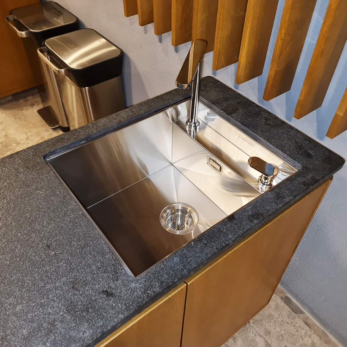 Chiuveta bucatarie inox CookingAid INVISIBLE DEEP cu baterie telescopica integrata, scurgator vase/paste/fructe, tocator sticla temperizata, dozator detergent + accesorii montaj [27]