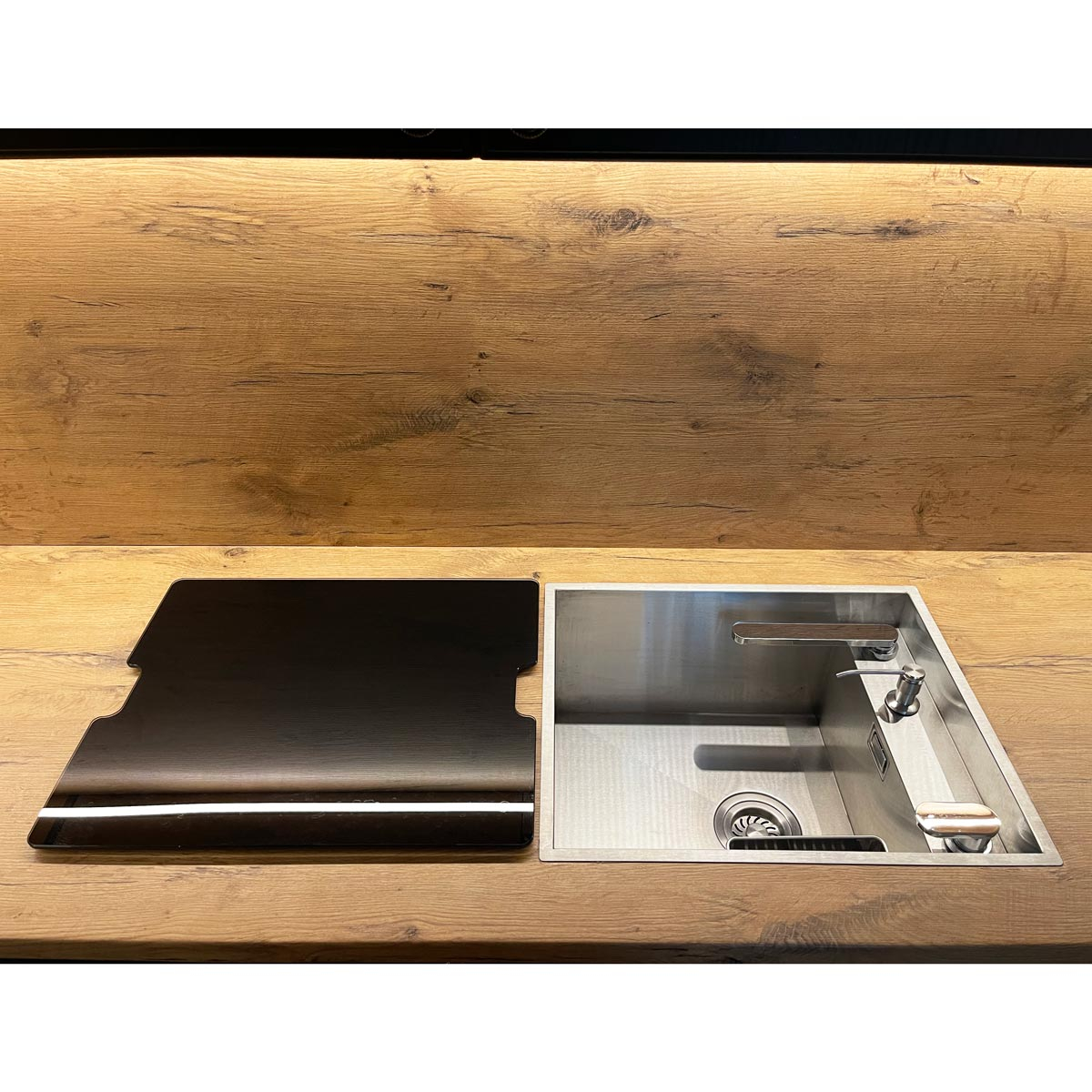 Chiuveta bucatarie inox CookingAid INVISIBLE DEEP cu baterie telescopica integrata, scurgator vase/paste/fructe, tocator sticla temperizata, dozator detergent + accesorii montaj [16]