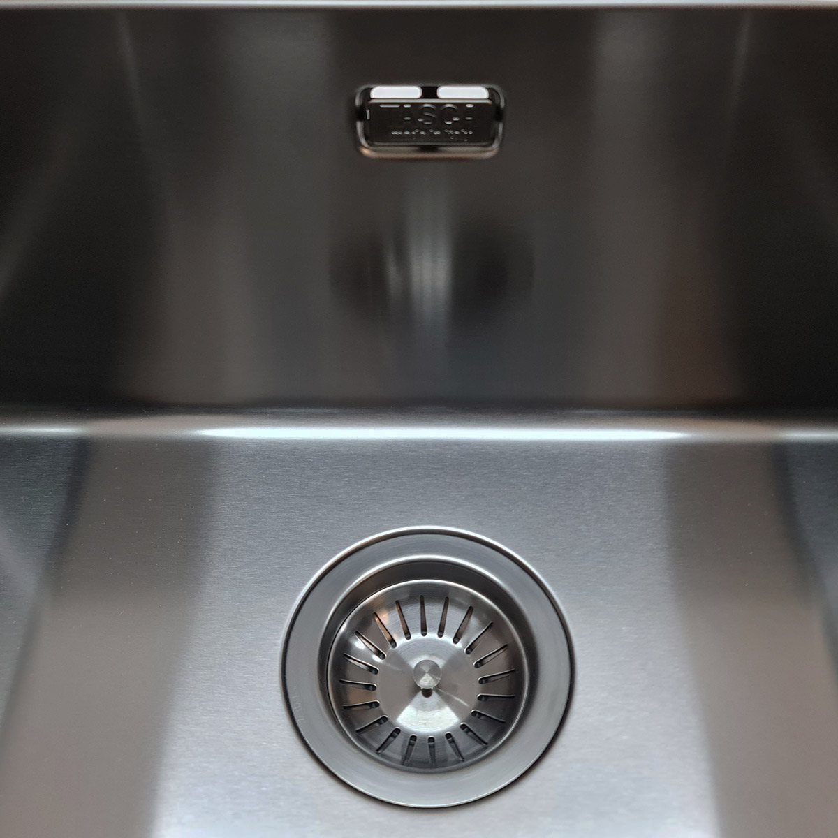 Chiuveta bucatarie inox CookingAid TASCA CANOVA CA50 GUN METAL cu strat PVD ceramic culoare gri inchis / negru antracit cu montaj pe blat, sub blat sau la nivelul blatului si accesorii montaj [7]