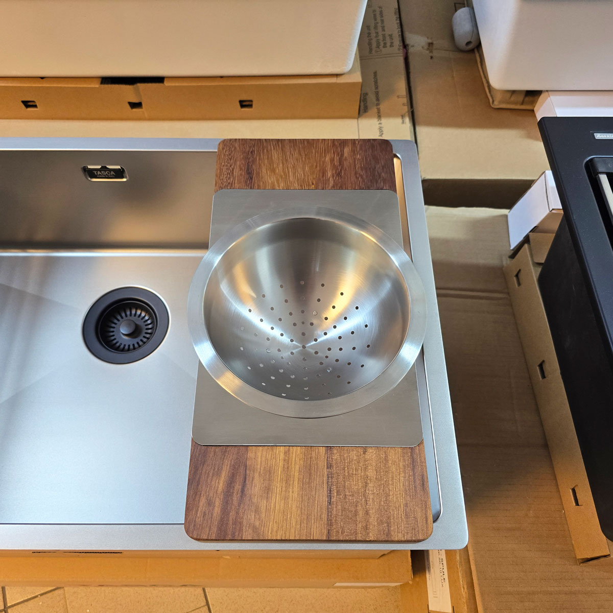 Chiuveta bucatarie inox CookingAid TASCA CANOVA CA70 DuriX mata, rezistenta la zgarieturi si ventil/preaplin negru, cu montaj pe blat, sub blat sau la nivelul blatului si accesorii montaj [31]