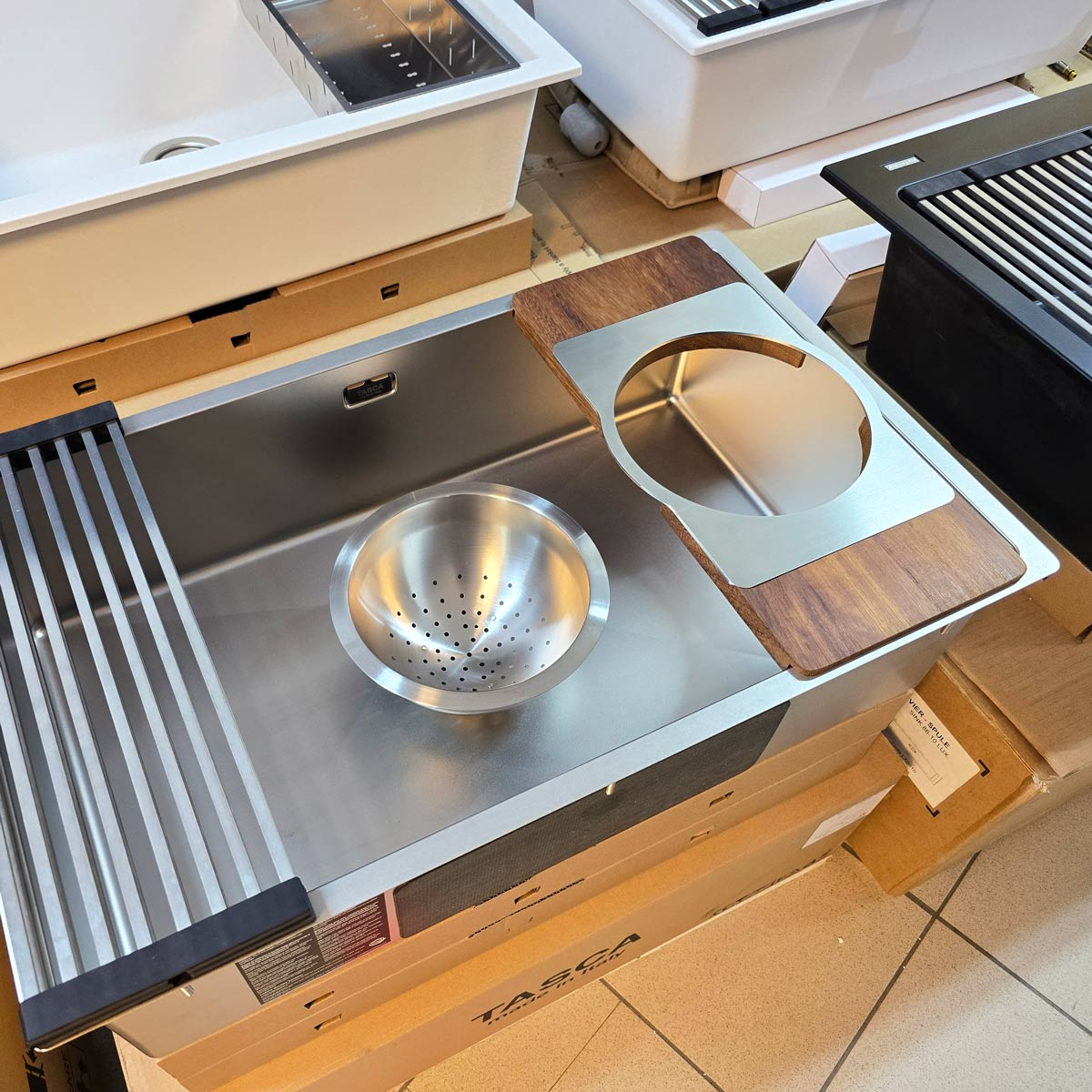 Chiuveta bucatarie inox CookingAid TASCA CANOVA CA70 DuriX mata, rezistenta la zgarieturi si ventil/preaplin negru, cu montaj pe blat, sub blat sau la nivelul blatului si accesorii montaj [28]