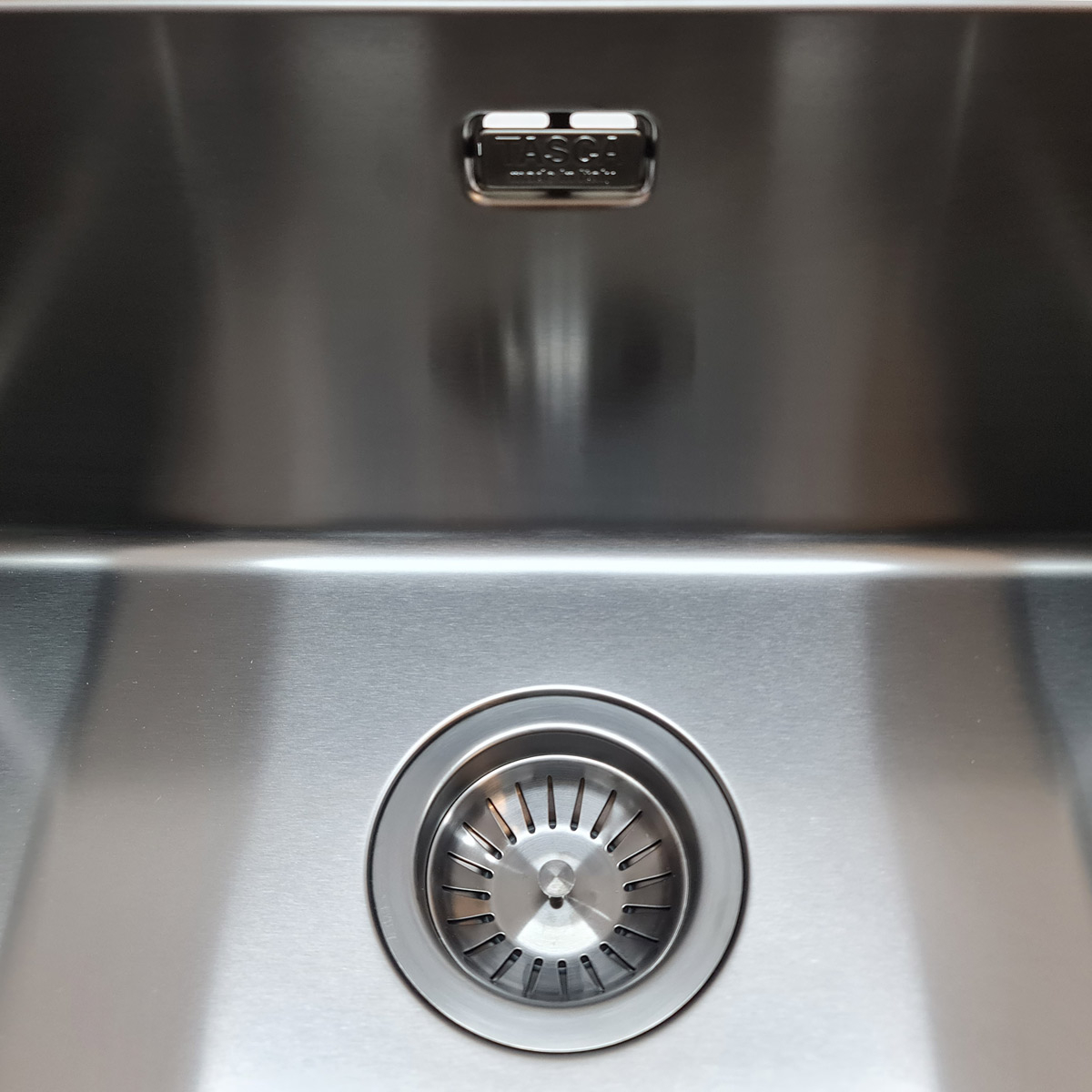 Chiuveta bucatarie inox CookingAid TASCA CANOVA CA70 GUN METAL cu strat PVD ceramic culoare gri inchis / negru antracit cu montaj pe blat, sub blat sau la nivelul blatului si accesorii montaj [7]