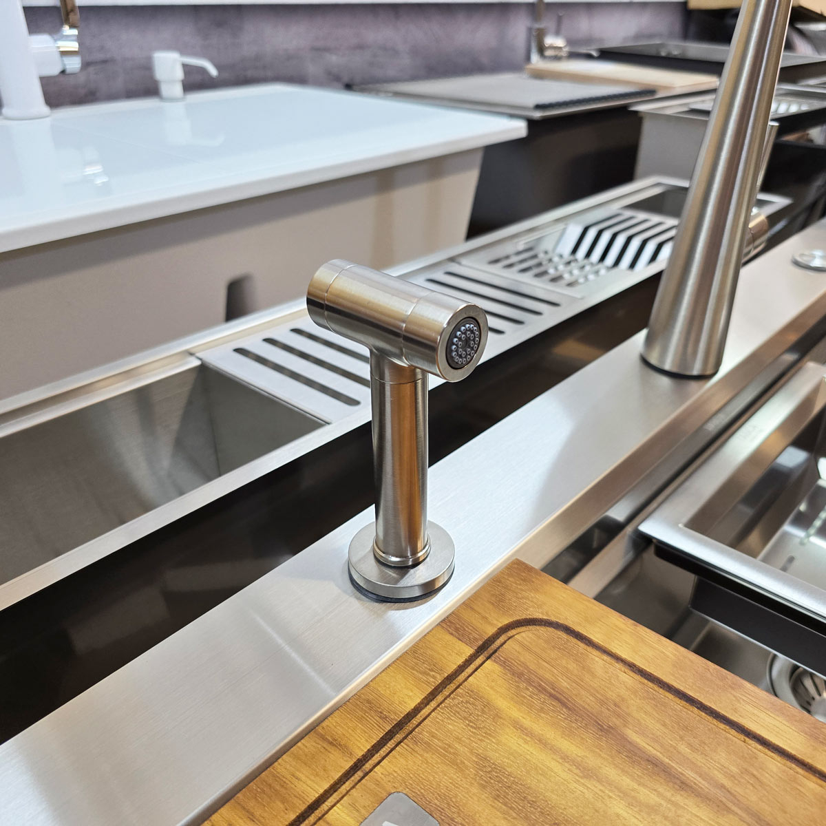 Chiuveta bucatarie inox CookingAid TASCA Harmony 116IF WORKSTATION cu 6 accesorii: tavita scurgere glisanta, tocator lemn Iroko, gratar scurgere glisant, dus extractibil cu pulverizator, dozator deter [13]