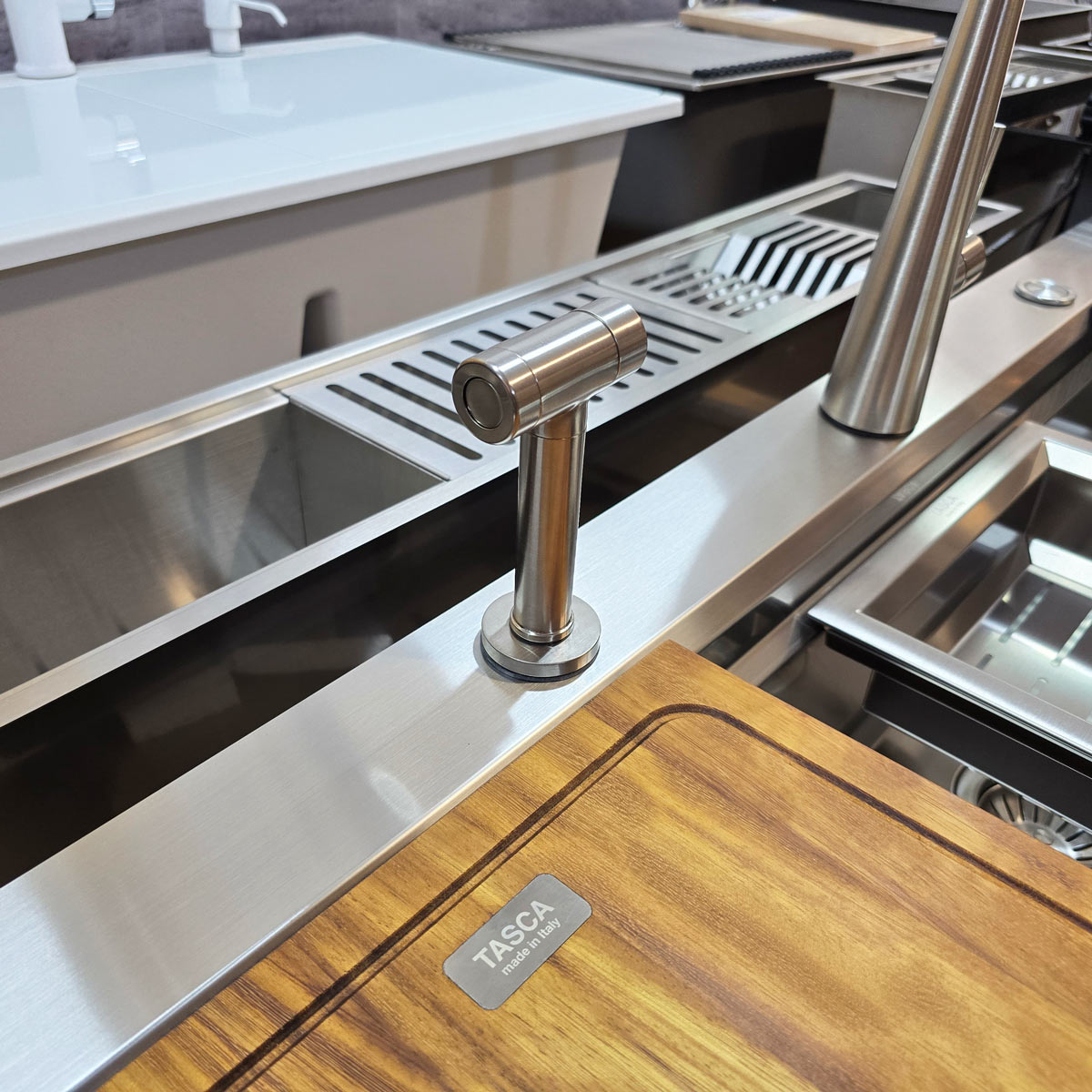 Chiuveta bucatarie inox CookingAid TASCA Harmony 116IF WORKSTATION cu 6 accesorii: tavita scurgere glisanta, tocator lemn Iroko, gratar scurgere glisant, dus extractibil cu pulverizator, dozator deter [12]