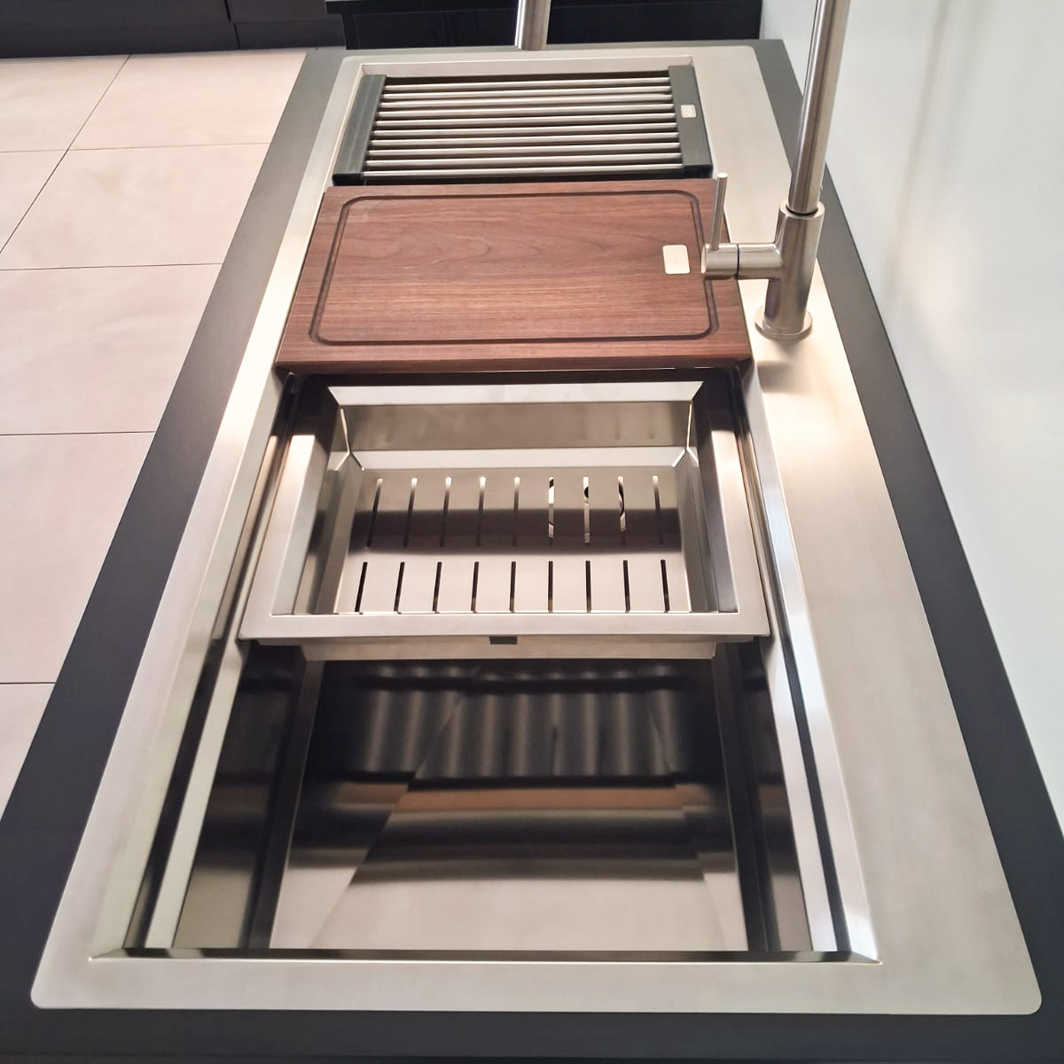 Chiuveta bucatarie inox CookingAid TASCA Harmony 116IF WORKSTATION cu 6 accesorii: tavita scurgere glisanta, tocator lemn Iroko, gratar scurgere glisant, dus extractibil cu pulverizator, dozator deter [33]