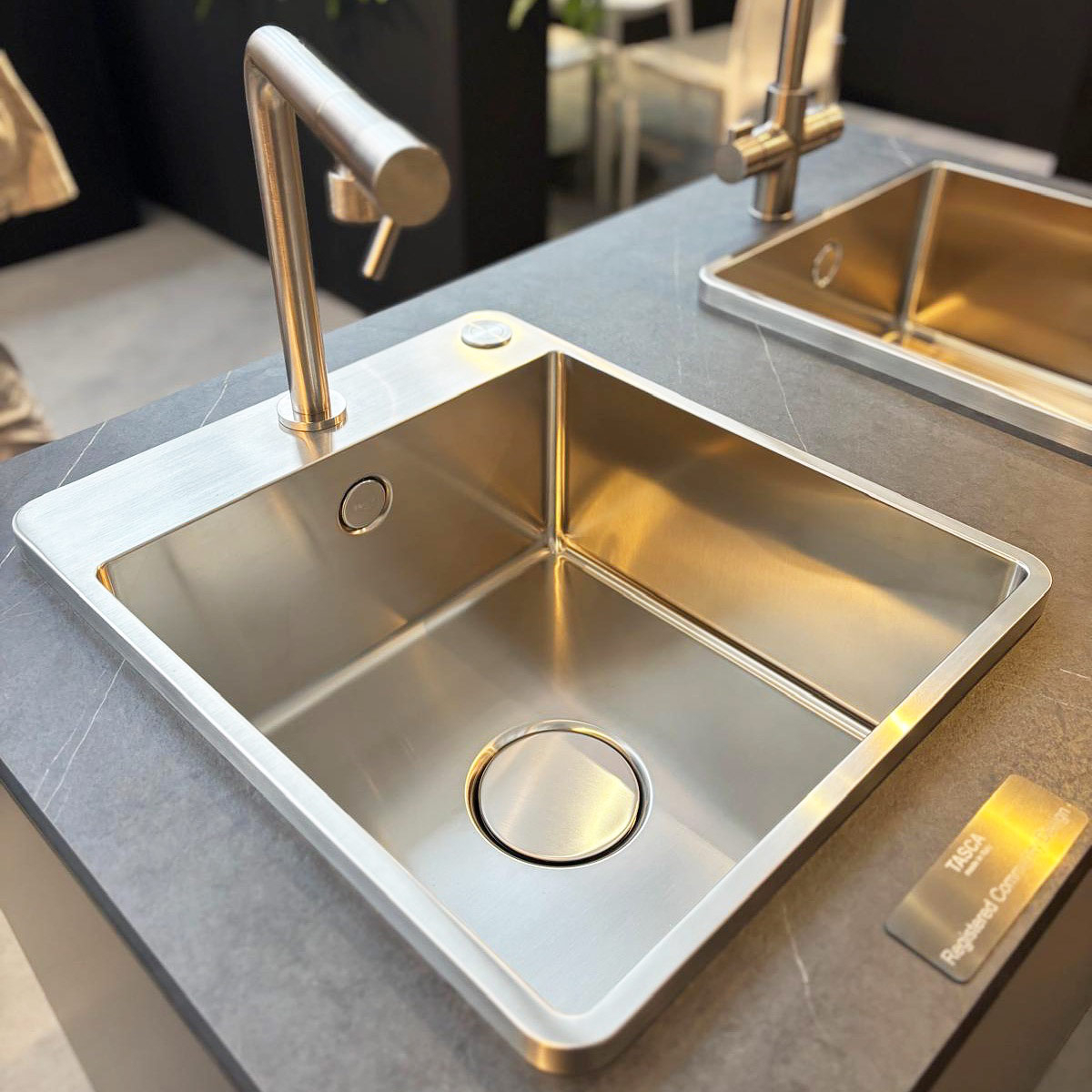 Chiuveta bucatarie inox CookingAid TASCA IRIS IR50 BM cu montaj pe blat, ventil scurgere automat cu capac scurgere invisibila, preaplin rotund si accesorii montaj [6]