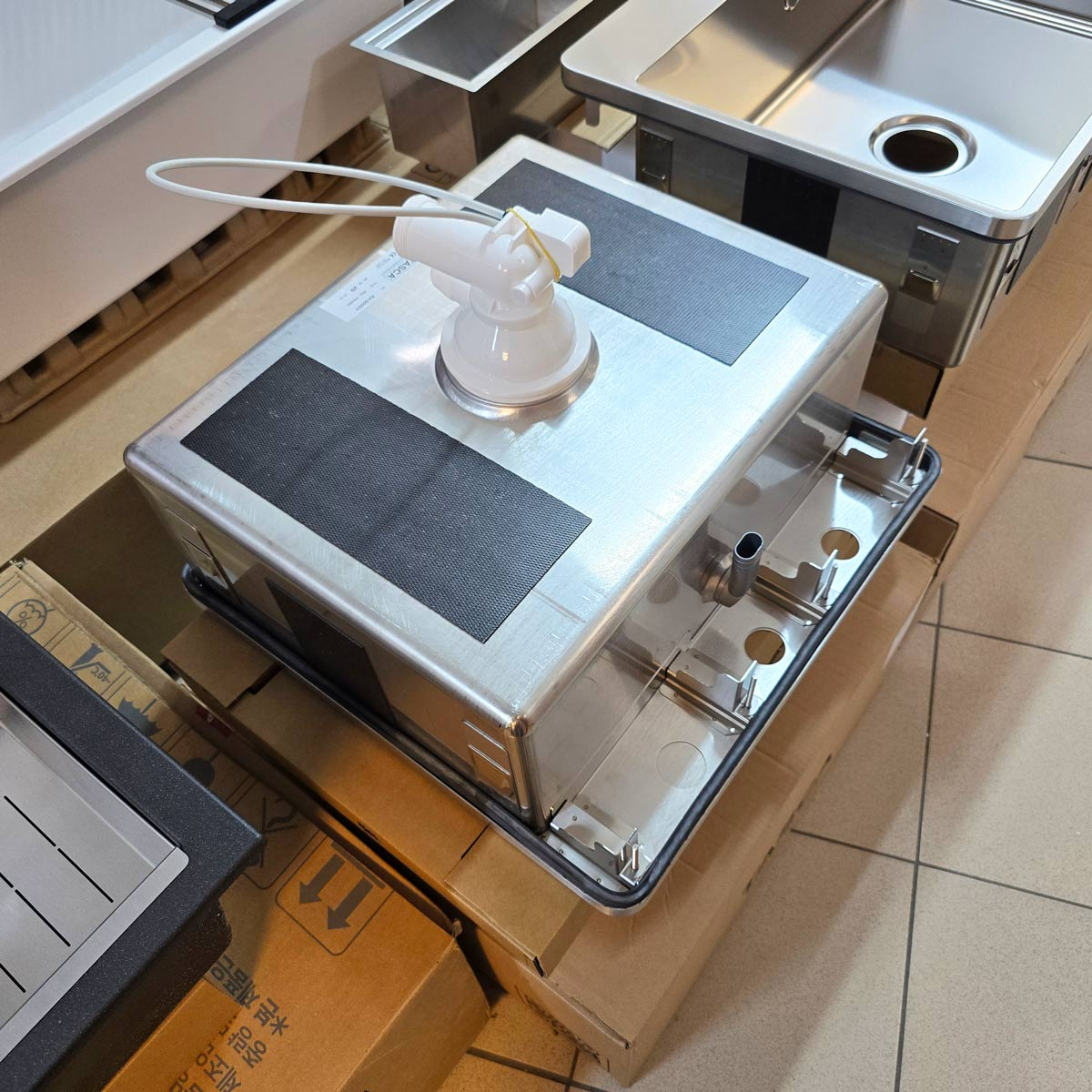 Chiuveta bucatarie inox CookingAid TASCA IRIS IR50 BM cu montaj pe blat, ventil scurgere automat cu capac scurgere invisibila, preaplin rotund si accesorii montaj [9]