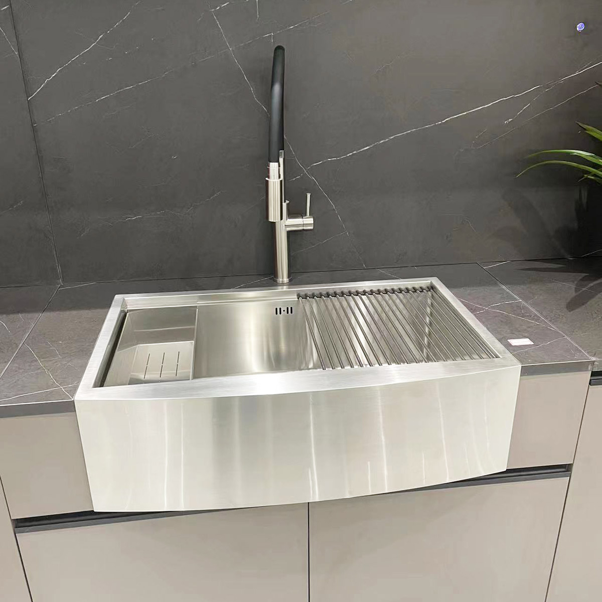 Chiuveta bucatarie inox cu front vizibil CookingAid FARMHOUSE Apron Large Workstation cu scurgator vase/paste/fructe, gratar rulabil inox, dozator sapun, tocator Sapele si accesorii montaj [3]