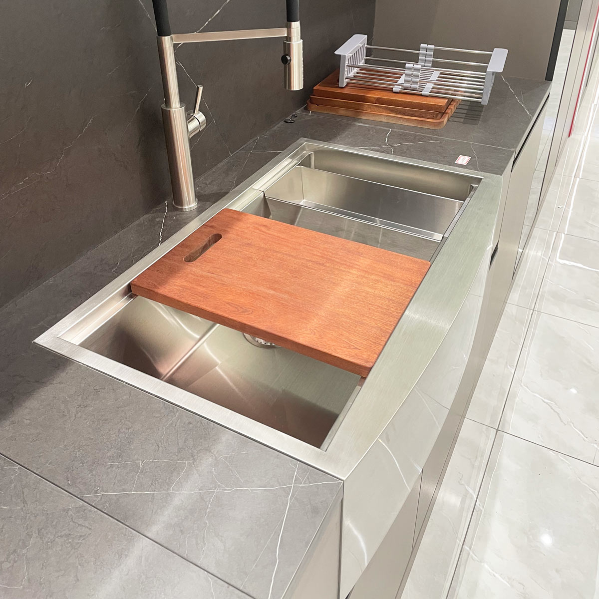 Chiuveta bucatarie inox cu front vizibil CookingAid FARMHOUSE Apron Large Workstation cu scurgator vase/paste/fructe, gratar rulabil inox, dozator sapun, tocator Sapele si accesorii montaj [20]