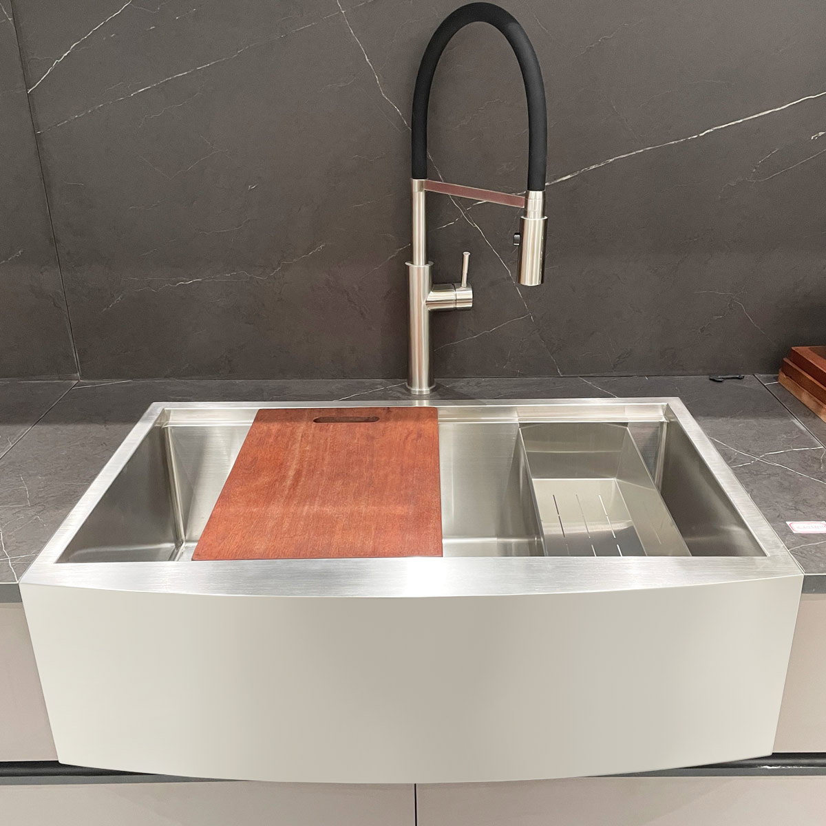 Chiuveta bucatarie inox cu front vizibil CookingAid FARMHOUSE Apron Large Workstation cu scurgator vase/paste/fructe, gratar rulabil inox, dozator sapun, tocator Sapele si accesorii montaj [19]