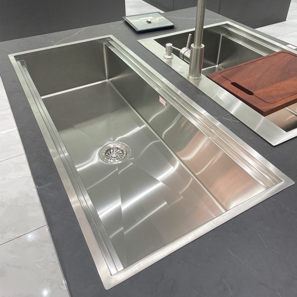 Chiuveta bucatarie inox HORECA CookingAid Infinity Undermount Workstation, montaj pe/sub blat, cu dozator detergent, tavita vase/paste/fructe, scurgator plat inox, gratar rulabil inox, tocator lemn Sa [8]