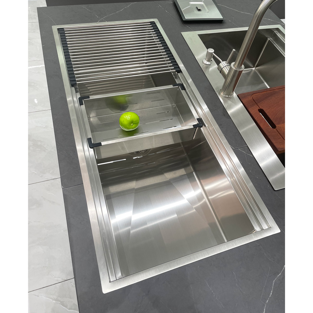 Chiuveta bucatarie inox HORECA CookingAid Infinity Undermount Workstation, montaj pe/sub blat, cu dozator detergent, tavita vase/paste/fructe, scurgator plat inox, gratar rulabil inox, tocator lemn Sa [7]