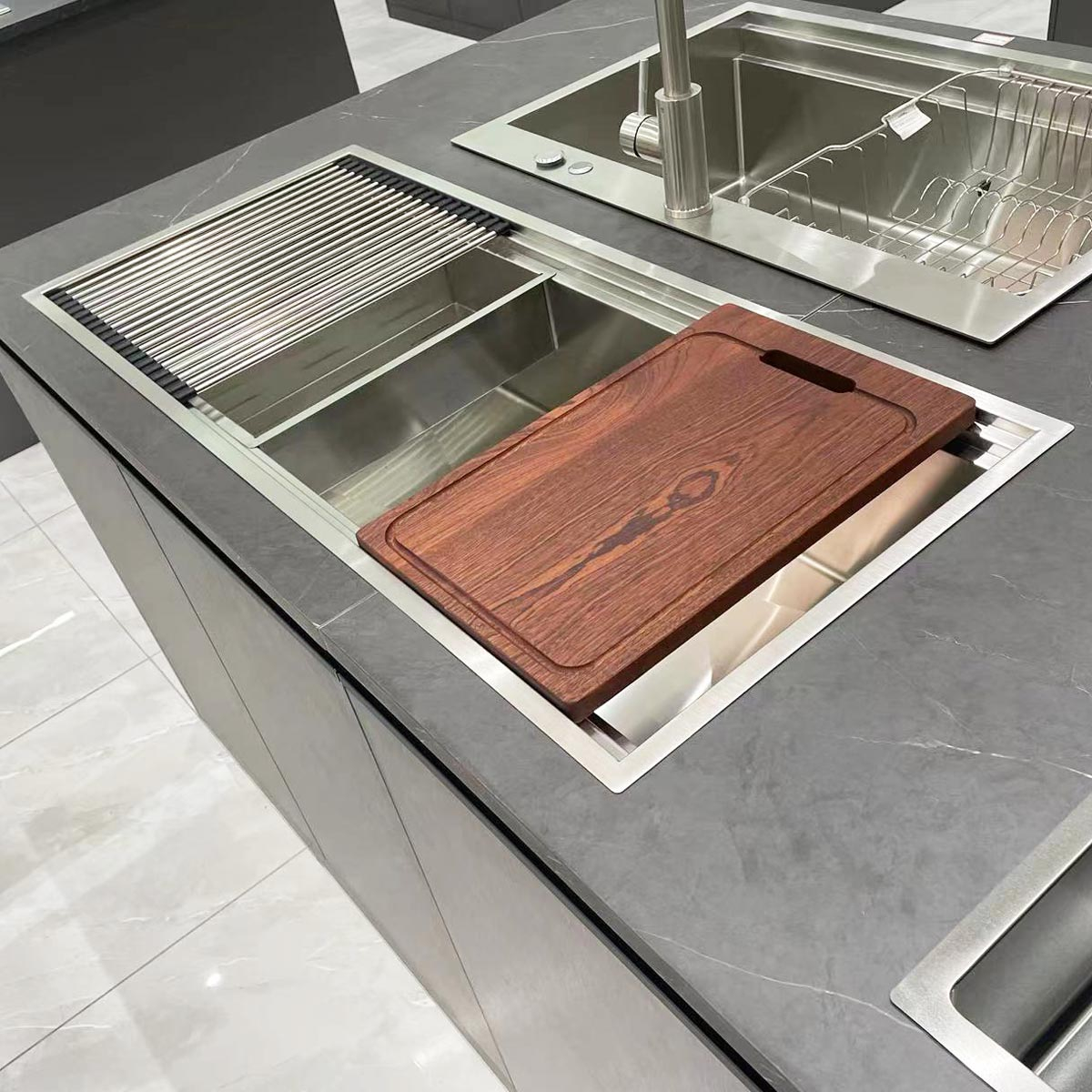 Chiuveta bucatarie inox HORECA CookingAid Infinity Undermount Workstation, montaj pe/sub blat, cu dozator detergent, tavita vase/paste/fructe, scurgator plat inox, gratar rulabil inox, tocator lemn Sa [3]