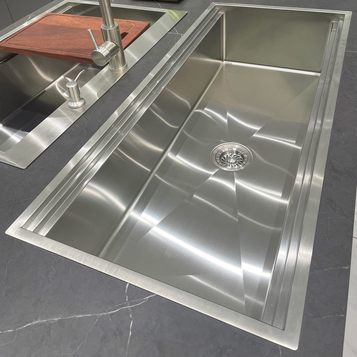 Chiuveta bucatarie inox HORECA CookingAid Infinity Undermount Workstation, montaj pe/sub blat, cu dozator detergent, tavita vase/paste/fructe, scurgator plat inox, gratar rulabil inox, tocator lemn Sa [9]