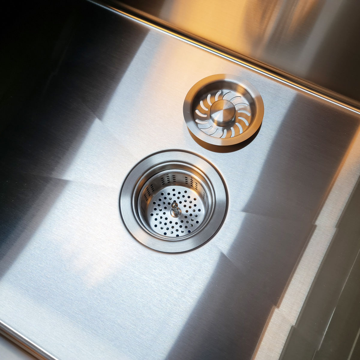 Chiuveta bucatarie inox HORECA CookingAid Infinity Undermount Workstation, montaj pe/sub blat, cu dozator detergent, tavita vase/paste/fructe, scurgator plat inox, gratar rulabil inox, tocator lemn Sa [2]