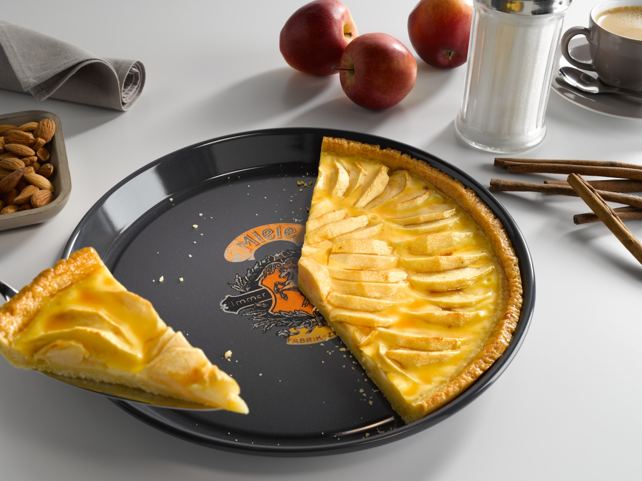Tavă de copt rotundă Miele HBFL 27-1 cu siglă nostalgică, 27 cm, cu finisaj PerfectClean [2]
