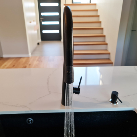 Baterie CookingAid NEWMIX 90 Black Metal Quartz cu finisaj NEGRU Metalic antiamprenta si furtun dus retractabil / extractibil + buton jet/dus [2]