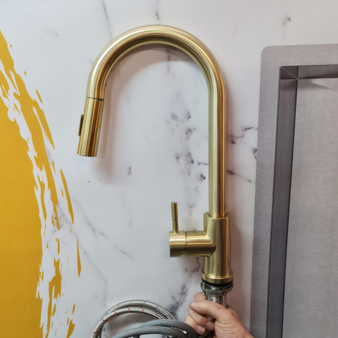 Baterie CookingAid TOUCH ON GOLDEN TAP CU SENZOR ATINGERE aurie cu furtun dus retractabil / extractibil + buton interschimbabil jet/dus si finisaj auriu periat antiamprenta [4]