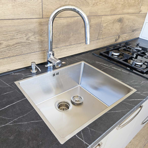 Chiuveta bucatarie inox CookingAid HERA MEDIUM cu montaj pe/sub blat cu dozator detergent, tavita scurgere inox, gratar rulabil inox + accesorii montaj [16]