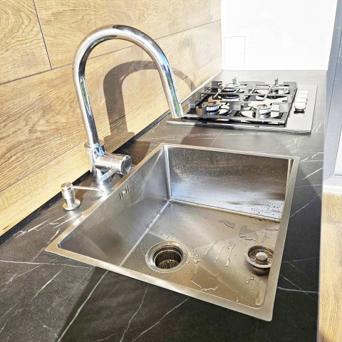 Chiuveta bucatarie inox CookingAid HERA MEDIUM cu montaj pe/sub blat cu dozator detergent, tavita scurgere inox, gratar rulabil inox + accesorii montaj [12]