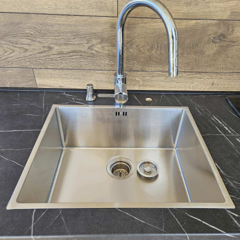 Chiuveta bucatarie inox CookingAid HERA MEDIUM cu montaj pe/sub blat cu dozator detergent, tavita scurgere inox, gratar rulabil inox + accesorii montaj [15]