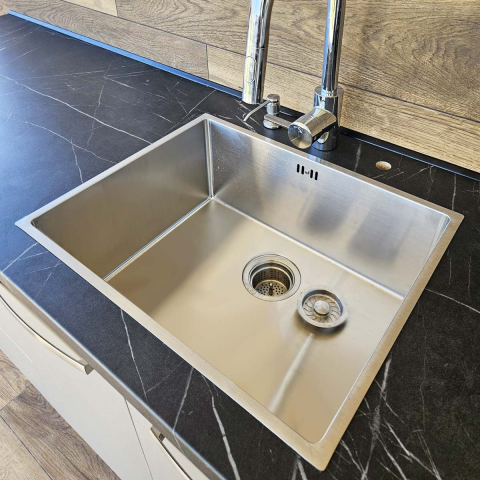 Chiuveta bucatarie inox CookingAid HERA MEDIUM cu montaj pe/sub blat cu dozator detergent, tavita scurgere inox, gratar rulabil inox + accesorii montaj [14]