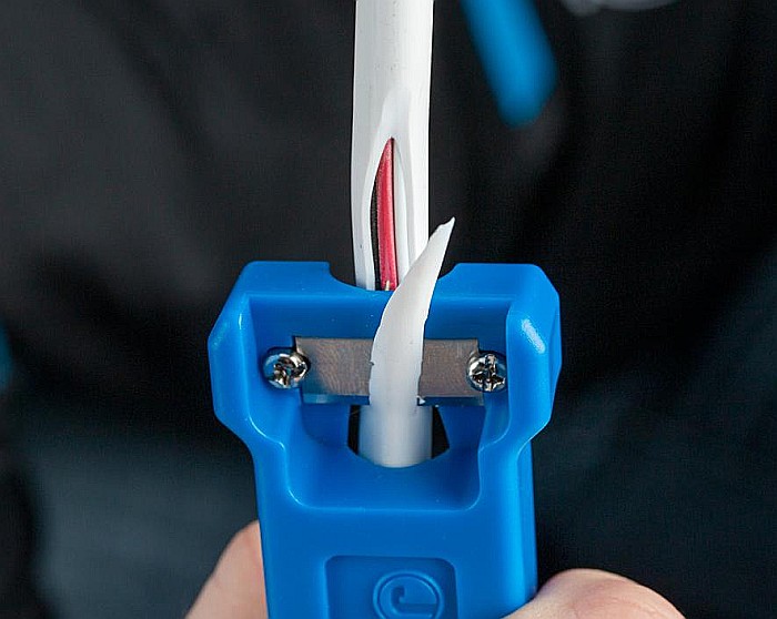 Cutit pentru extractia fibrelor din cabluri de tip riser [4]