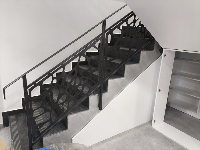 balustrada-metalica-neagra-decupata-laser-scara-interioara-ploiesti [3]