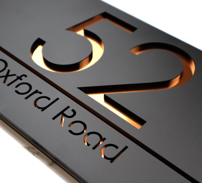 semn-metalic-personalizat-fara-fundal-taiere-laser.jpg [2]