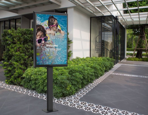 Kiosk și totem digital pentru interior și exterior - Kiosk outdoor pentru display LG 49XE4F-M si rama Vogel's