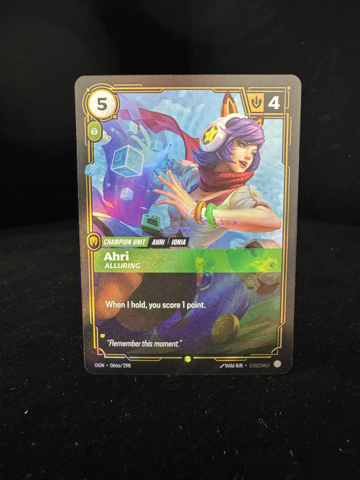 Ahri, Alluring (V.2 - Showcase) OGN066 - NM | Riftbound Origins [2]