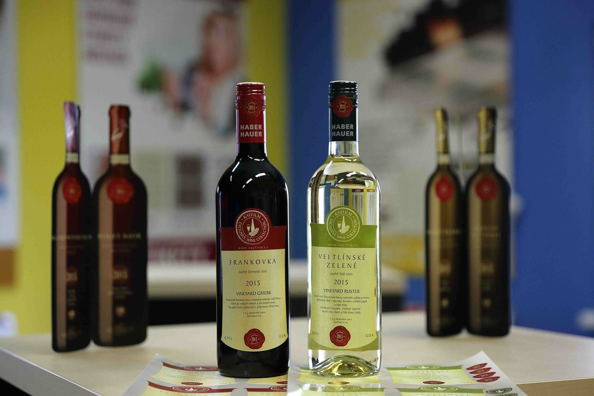 Etichete pentru Sticle de Vin, Recipente & ambalaje cu personalitate – Precizie, Unicitate vizuala și Aspect Profesional