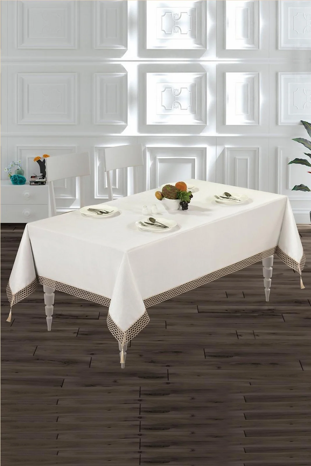 Față de masă albă cu broderie și ciucuri – 160x220 cm [2]