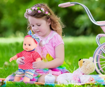 Păpușă cu bentiță cu fundiță și suzetă. [2]