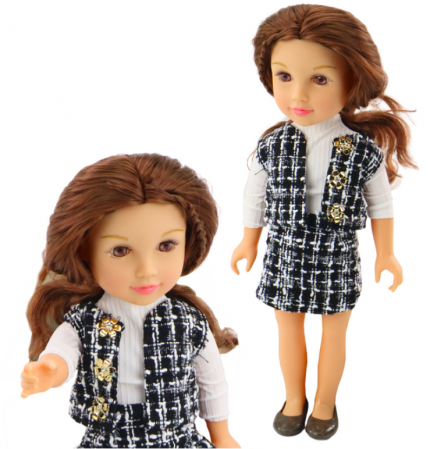 Păpușă în haine elegante în carouri, păr brunet [1]